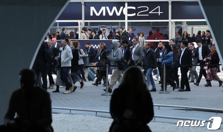 세계 최대 이동통신 전시회 '모바일 월드 콩그레스(MWC) 2024’ 이튿날인 27일 오전(현지시간) 스페인 바르셀로나 피라 그란 비아 전시장에서 관람객들이 입장하고 있다. 2024.2.27/뉴스1 ⓒ News1 김민지 기자