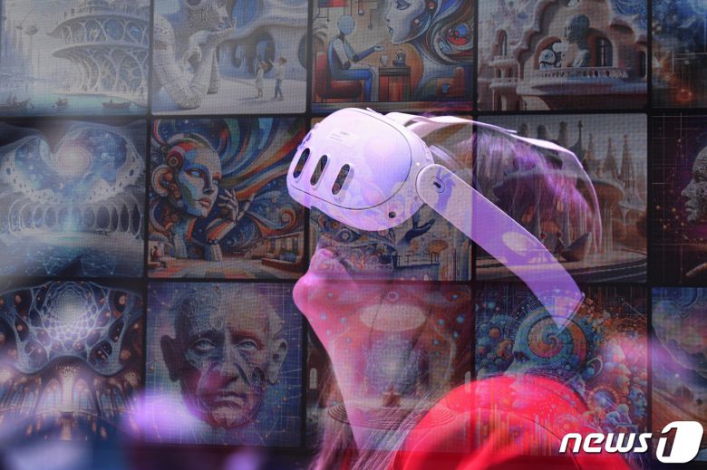 세계 최대 이동통신 전시회 '모바일 월드 콩그레스(MWC) 2024' 개막 사흘째인 28일(현지시간) 스페인 바르셀로나 피라 그란 비아 전시장을 찾은 한 관람객이 전시를 관람하고 있다. (다중노출) 2024.2.28/뉴스1 ⓒ News1 사진공동취재단