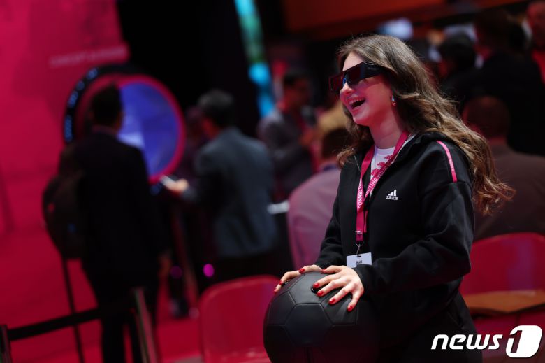 28일 오전(현지시간) 스페인 바르셀로나 피라 그란 비아에서 열린 세계 최대 이동통신 전시회 모바일 월드 콩그레스(MWC) 2024 전시장에 마련된 도이치텔레콤 부스에서 관람객이 3D 안경을 쓰고 축구 게임을 하고 있다. 2024.2.28/뉴스1 ⓒ News1 김민지 기자