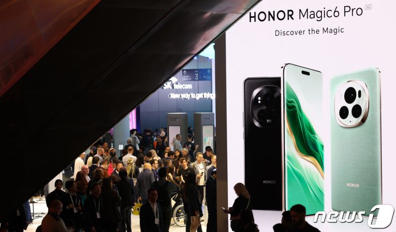 세계 최대 이동통신 전시회 '모바일 월드 콩그레스(MWC) 2024’ 개막일인 26일 오후(현지시간) 스페인 바르셀로나 피아 그란 비아 전시장에 마련된 아너 부스가 관람객들로 붐비고 있다. 2024.2.26/뉴스1 ⓒ News1 김민지 기자