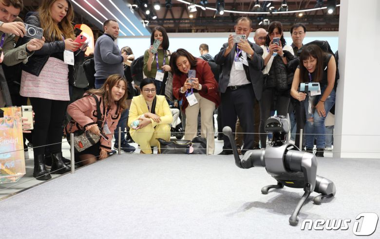 세계 최대 이동통신 전시회 '모바일 월드 콩그레스(MWC) 2024’ 개막일인 26일 오전(현지시간) 스페인 바르셀로나 피아 그란 비아 전시장에 마련된 샤오미 부스에서 관람객들이 신제품 사이버도그2를 살펴보고 있다. 2024.2.26/뉴스1 ⓒ News1 김민지 기자