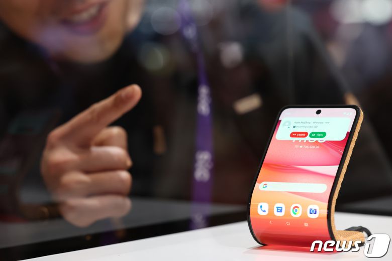 세계 최대 이동통신 전시회 '모바일 월드 콩그레스(MWC) 2024’ 이튿날인 27일 오전(현지시간) 스페인 바르셀로나 피라 그란 비아 전시장에 마련된 모토로라 부스에서 관람객들이 화면을 구부린 채 사용할 수 있는 벤더블폰 제품을 보고 있다. 2024.2.27/뉴스1 ⓒ News1 김민지 기자