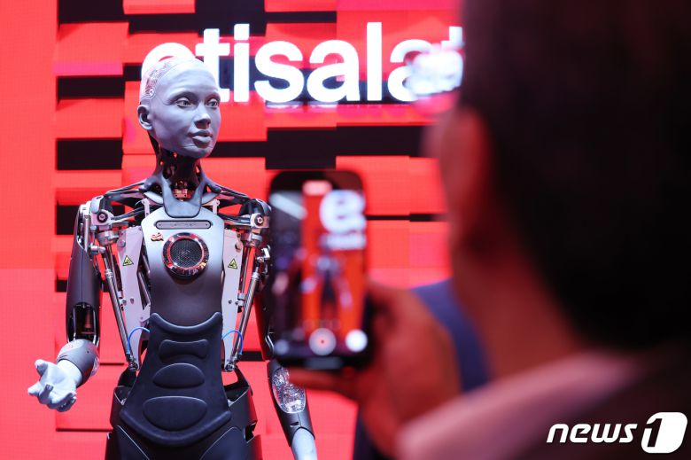 세계 최대 이동통신 전시회 '모바일 월드 콩그레스(MWC) 2024’ 이튿날인 27일 오전(현지시간) 스페인 바르셀로나 피라 그란 비아 전시장 e& 부스에 AI 로봇이 관람객들과 대화를 하고 있다. 2024.2.27/뉴스1 ⓒ News1 김민지 기자