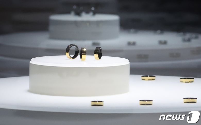 세계 최대 이동통신 전시회 '모바일 월드 콩그레스(MWC) 2024’ 개막일인 26일 오후(현지시간) 스페인 바르셀로나 피아 그란 비아 전시장에 마련된 삼성전자 부스에 갤럭시 링이 전시돼 있다. 2024.2.26/뉴스1 ⓒ News1 김민지 기자