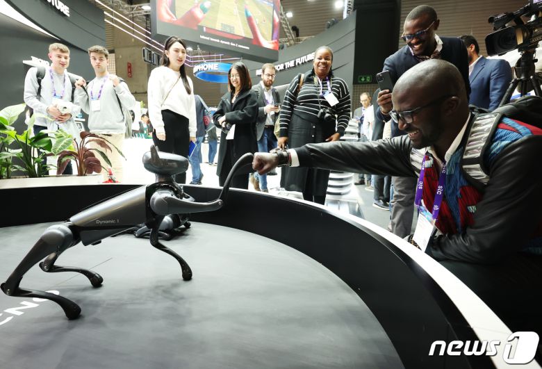 28일 오전(현지시간) 스페인 바르셀로나 피라 그란 비아에서 열린 세계 최대 이동통신 전시회 모바일 월드 콩그레스(MWC) 2024 전시장에 마련된 테크노 부스에서 관람객들이 로봇 반려견 테크노 다이나믹1을 보고 있다. 2024.2.28/뉴스1 ⓒ News1 김민지 기자