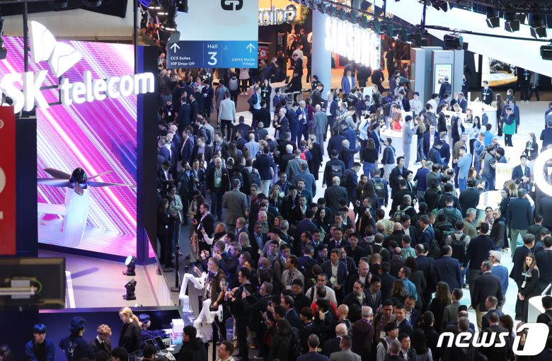 세계 최대 이동통신 전시회 '모바일 월드 콩그레스(MWC) 2024’ 개막일인 26일 오전(현지시간) 스페인 바르셀로나 피아 그란 비아 전시장이 관람객들로 붐비고 있다. 2024.2.26/뉴스1 ⓒ News1 김민지 기자