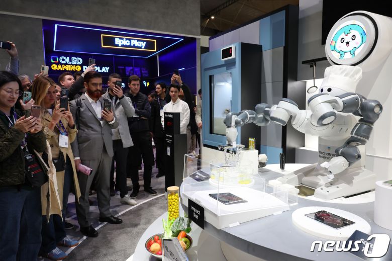 세계 최대 이동통신 전시회 '모바일 월드 콩그레스(MWC) 2024’ 이튿날인 27일 오전(현지시간) 스페인 바르셀로나 피라 그란 비아 전시장에 마련된 삼성 디스플레이 부스에서 관람객들이 로봇이 직접 삼성 디스플레이의 패널 내구성을 테스트하는 퍼포먼스를 보고 있다. 2024.2.27/뉴스1 ⓒ News1 김민지 기자