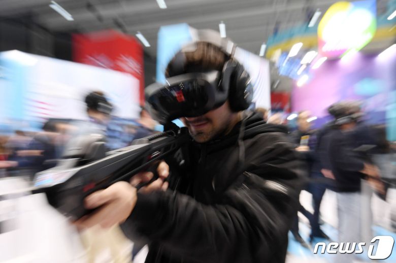 세계 최대 이동통신 전시회 '모바일 월드 콩그레스(MWC) 2024' 개막 사흘째인 28일(현지시간) 스페인 바르셀로나 피라 그란 비아 전시장을 찾은 관람객들이 HTC Vive 부스에서 가상현실(VR)헤드셋을 끼고 게임을 즐기고 있다. 2024.2.28/뉴스1 ⓒ News1 사진공동취재단