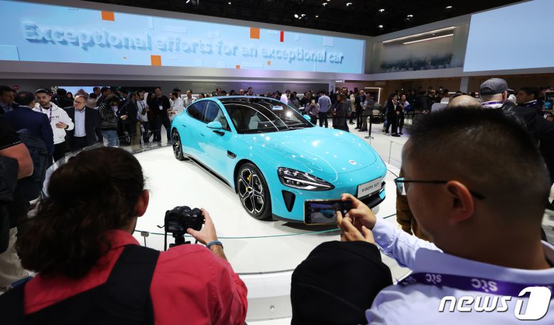 세계 최대 이동통신 전시회 '모바일 월드 콩그레스(MWC) 2024’ 이튿날인 27일 오전(현지시간) 스페인 바르셀로나 피라 그란 비아 전시장에 마련된 샤오미 부스에 샤오미 SU7이 전시돼 있다. 2024.2.27/뉴스1 ⓒ News1 김민지 기자