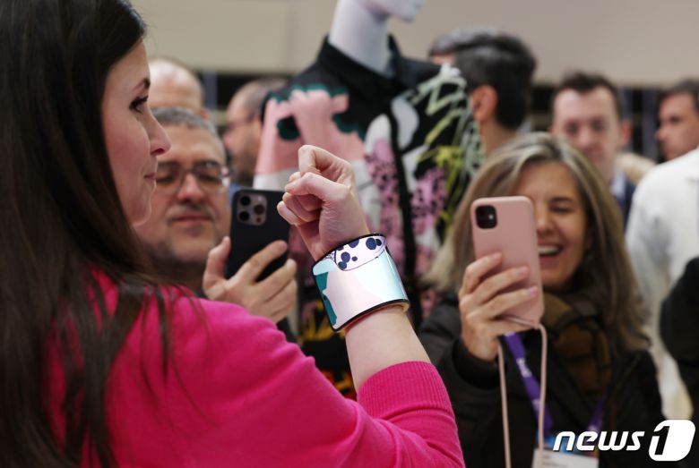 세계 최대 이동통신 전시회 '모바일 월드 콩그레스(MWC) 2024’ 이튿날인 27일 오전(현지시간) 스페인 바르셀로나 피라 그란 비아 전시장에 마련된 모토로라 부스에서 관람객들이 화면을 구부린 채 사용할 수 있는 벤더블폰 제품을 보고 있다. 2024.2.27/뉴스1 ⓒ News1 김민지 기자