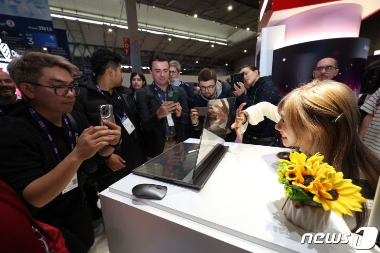 세계 최대 이동통신 전시회 '모바일 월드 콩그레스(MWC) 2024’ 개막일인 26일 오후(현지시간) 스페인 바르셀로나 피아 그란 비아 전시장에 마련된 레노버 부스에서 관람객들이 투명 디스플레이를 장착한 노트북을 살펴보고 있다. 2024.2.26/뉴스1 ⓒ News1 김민지 기자