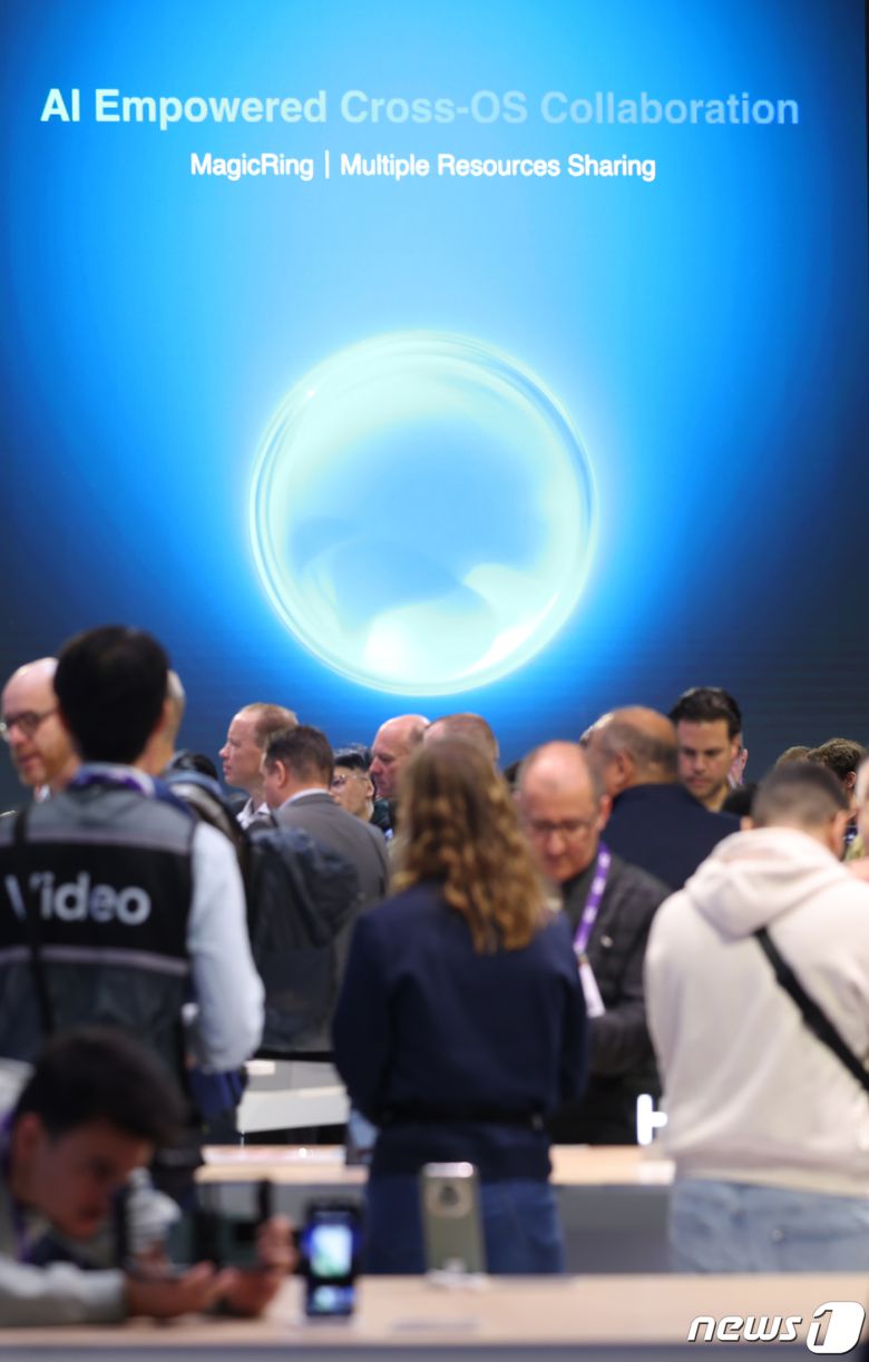 세계 최대 이동통신 전시회 '모바일 월드 콩그레스(MWC) 2024’ 개막일인 26일 오후(현지시간) 스페인 바르셀로나 피아 그란 비아 전시장에 마련된 아너 부스가 관람객들로 붐비고 있다. 2024.2.26/뉴스1 ⓒ News1 김민지 기자