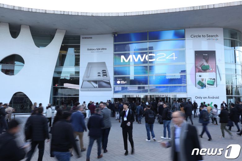 세계 최대 이동통신 전시회 '모바일 월드 콩그레스(MWC) 2024’ 이튿날인 27일 오전(현지시간) 스페인 바르셀로나 피라 그란 비아 전시장에서 관람객들이 입장하고 있다. 2024.2.27/뉴스1 ⓒ News1 김민지 기자
