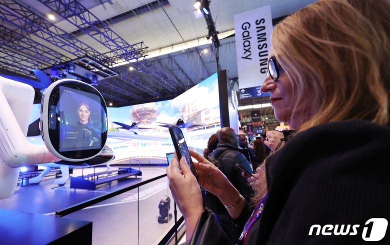 세계 최대 이동통신 전시회 '모바일 월드 콩그레스(MWC) 2024’ 개막일인 26일 오전(현지시간) 스페인 바르셀로나 피아 그란 비아 전시장에서 관람객들이 AI 로보틱스 플랫폼 에어패스를 체험하고 있다. 2024.2.26/뉴스1 ⓒ News1 김민지 기자