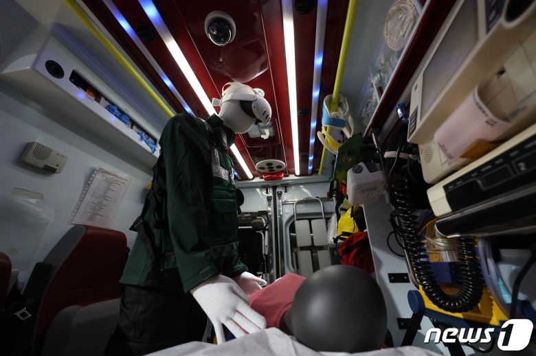 28일 오전(현지시간) 스페인 바르셀로나 피라 그란 비아에서 열린 세계 최대 이동통신 전시회 모바일 월드 콩그레스(MWC) 2024 전시장에 응급상황 발생시 VR을 통해 의사가 환자를 실시간으로 관리할 수 있는 시스템이 전시돼 있다. 2024.2.28/뉴스1 ⓒ News1 김민지 기자