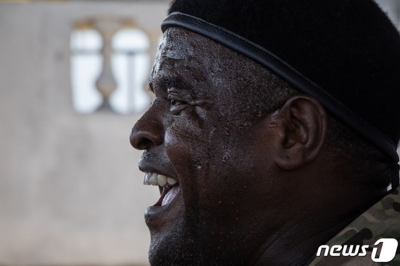 2021년 11월3일 아이티 수도 포르토프랭스 지역의 갱단 연합 'G9'의 수장 지미 '바비큐' 셰리지에가 라살린 빈민가의 주거환경에 대해 취재진에게 이야기하고 있다. 2021.11.03/ ⓒ 로이터=뉴스1 ⓒ News1 박재하 기자