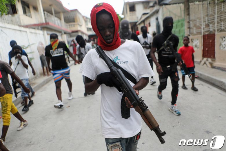 19일(현지시간) 아이티 포르토프랭스에서 무기를 소지한 갱단이 거리를 행진하고 있다. 2023.09.19/ ⓒ 로이터=뉴스1 ⓒ News1 장성희 기자