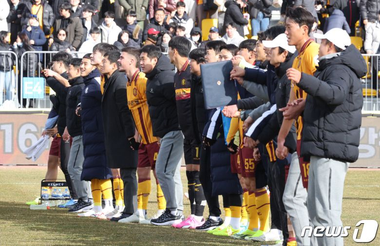 2일 오후 광주축구전용구장에서 열린 하나은행 K리그1 2024 1라운드 광주FC와 FC서울의 경기에서 2대0 승리를 거둔 광주FC 선수들이 팬들을 향해 인사하고 있다. 2024.3.2/뉴스1 ⓒ News1 김태성 기자