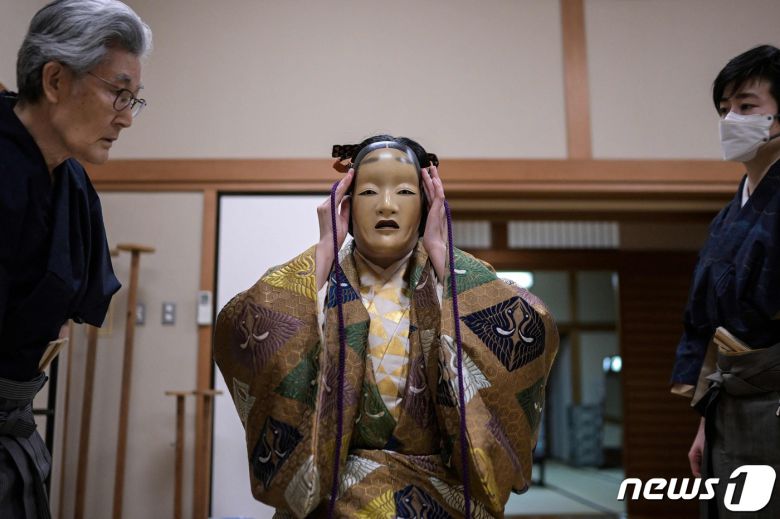 일본 도쿄 국립노극장에서 여성 배우 가시와자키 마유코가 가면을 쓰고 있다. 2024.02.27/ ⓒ AFP=뉴스1 ⓒ News1 권진영 기자