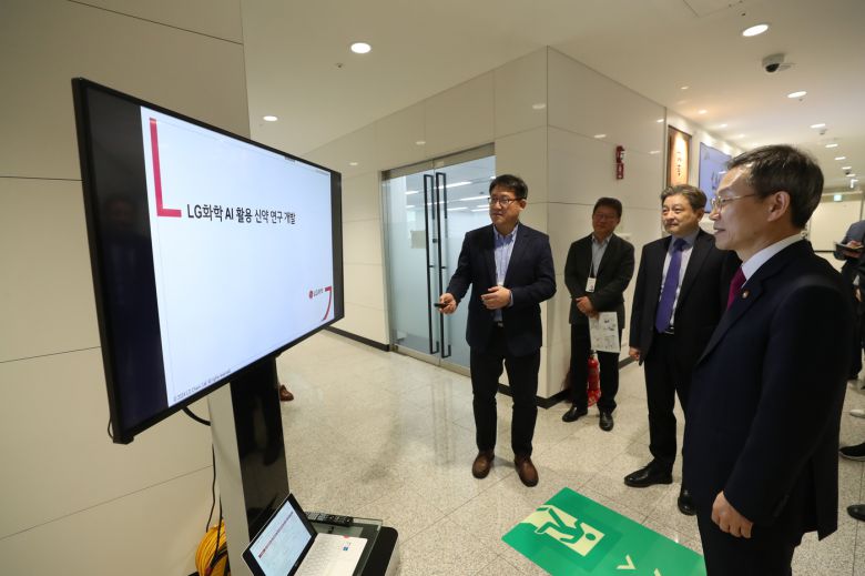 이종호 과학기술정보통신부 장관이 12일 오후 서울 강서구 LG사이언스파크를 방문해 LG화학 신약연구 현장시설을 참관하고 있다. (과기정통부 제공)