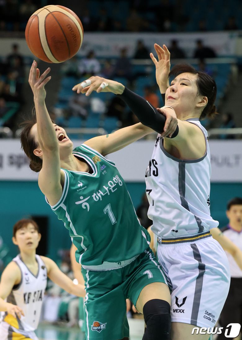 13일 오후 경기도 부천시 석천로 부천체육관에서 열린 '우리은행 우리WON 2023~2024 여자프로농구 플레이오프' 3차전 부천 하나원큐와 청주 KB스타즈의 경기, 1쿼터 KB스타즈 박지수가 골밑으로 돌파하는 하나원큐 신지현에게 블럭하고 있다. 2024.3.13/뉴스1 ⓒ News1 김진환 기자