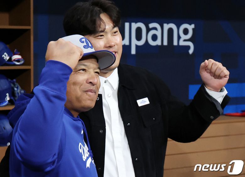 올시즌 KBO리그 개막을 앞두고 한화 이글스로 전격 컴백한 류현진이 20일 서울 구로구 고척스카이돔에서 열리는 2024 미국 메이저리그(MLB) 월드투어 서울시리즈 개막전 샌디에이고 파드리스와 로스엔젤레스(LA) 다저스의 경기를 앞두고 데이브 로버츠 다저스 감독과 인사를 나누고 있다. 2024.3.20/뉴스1 ⓒ News1 김진환 기자