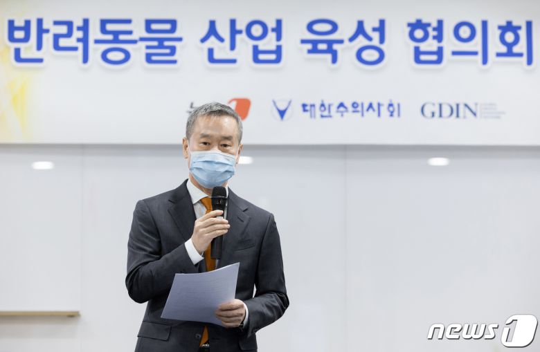 홍선근 뉴스1 회장이 22일 오후 경기도 성남시 판교 스타트업캠퍼스에서 열린 '반려동물 산업 육성 협의회' 제1회 IR 데이에서 축사를 하고 있다. 이번 IR데이는 유망한 반려동물 스타트업을 발굴하고 투자 및 비즈니스 기회를 제공하는 한편 해외 진출까지 지원하기 위해 마련됐다. 2024.3.22/뉴스1 ⓒ News1 이재명 기자