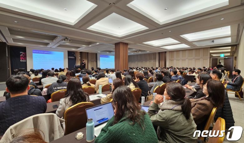 황철용 서울대 교수가 24일 서울 코엑스에서 열린 '2024 KSFM 콘퍼런스'에서 강의를 하고 있다. ⓒ 뉴스1 최서윤 기자