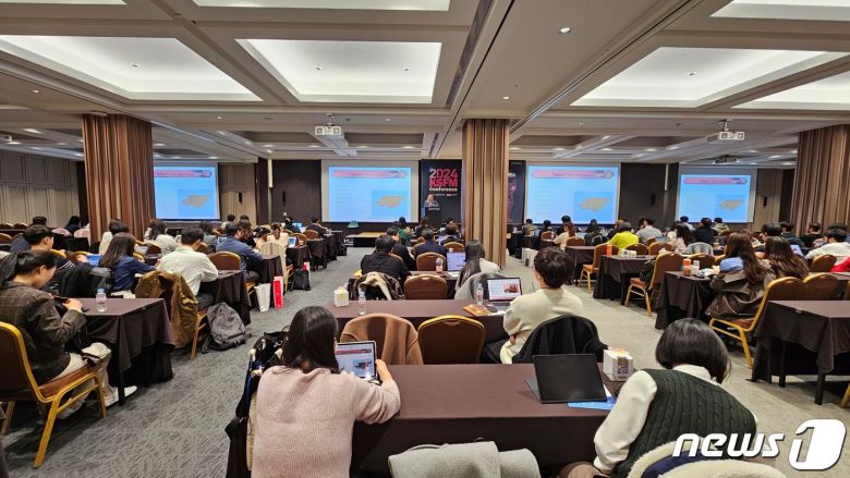 테레사 웰치 포썸 박사가 23일 서울 코엑스에서 열린 '2024 KSFM 콘퍼런스'에서 강의를 하고 있다. ⓒ 뉴스1 최서윤 기자