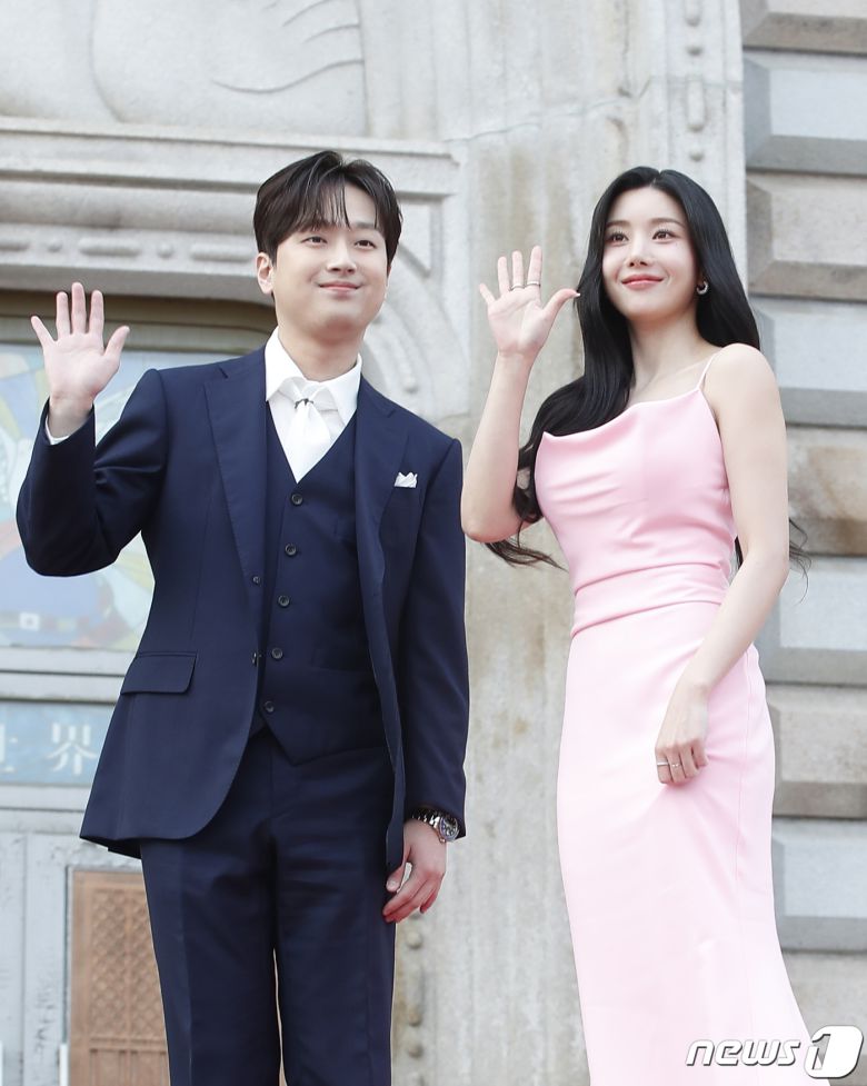 가수 권은비와 이찬원(왼쪽)이 27일 서울 동대문구 경희대학교 평화의 전당에서 열린 '2024 유니버설 슈퍼스타 어워즈(Universal Superstar Awards)'에서 인사를 하고 있다. ⓒ News1 권현진 기자