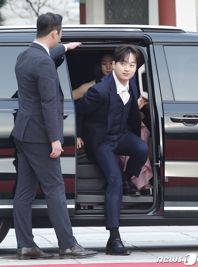 가수 이찬원이 27일 서울 동대문구 경희대학교 평화의 전당에서 열린 '2024 유니버설 슈퍼스타 어워즈(Universal Superstar Awards)'에서 하차하고 있다. ⓒ News1 권현진 기자