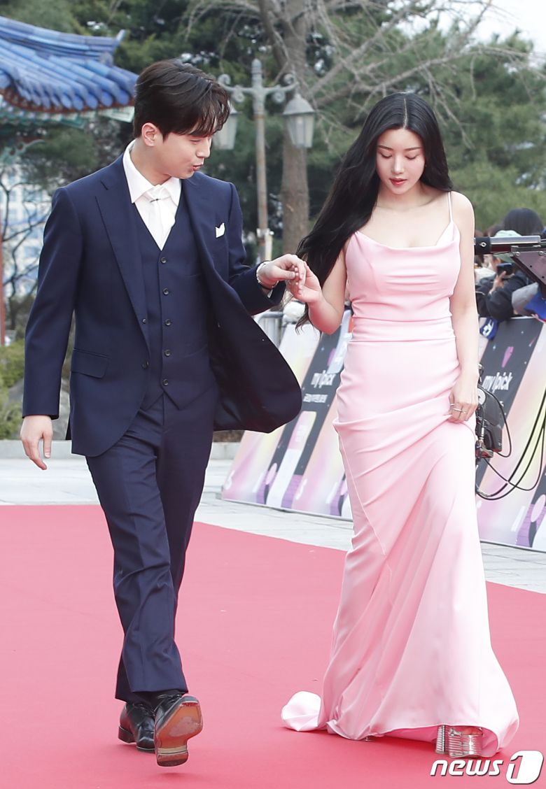 가수 이찬원(왼쪽)이 27일 서울 동대문구 경희대학교 평화의 전당에서 열린 '2024 유니버설 슈퍼스타 어워즈(Universal Superstar Awards)'에서 권은비를 에스코트하고 있다. ⓒ News1 권현진 기자