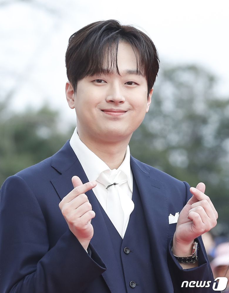 가수 이찬원이 27일 서울 동대문구 경희대학교 평화의 전당에서 열린 '2024 유니버설 슈퍼스타 어워즈(Universal Superstar Awards)'에서 하트를 보내고 있다. ⓒ News1 권현진 기자