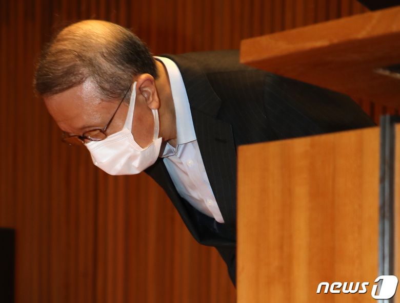 홍원식 남양유업 회장이 4일 오전 서울 강남구 남양유업 본사에서 '불가리스 사태'와 관련 대국민 사과 기자회견 전 인사하고 있다. 2021.5.4/뉴스1 ⓒ News1 이승배 기자