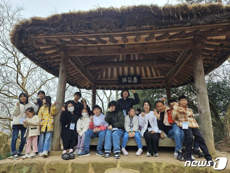 강진교육지원청(교육장 이병삼)- 23일부터 24일까지 2024년도 강진농산어촌 유학가족 54명을 대상으로 강진 가족투어를 진행했다. 가족투어는 강진군 푸소(FU-SO) 체험과 연계하여 △영랑 생가와 시문학파기념관 방문 △한국민화뮤지엄 민화 체험 △가우도 트레킹 △ 강진다원과 백운동 원림 방문 등으로 이뤄졌다.(전남교육청 제공)/뉴스1