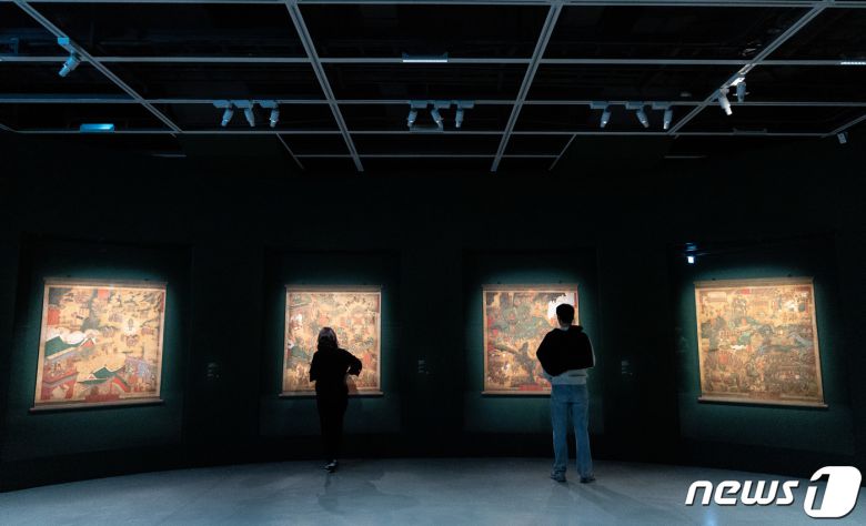 27일 오후 경기도 용인시 처인구 호암미술관에서 열린 '진흙에 물들지 않는 연꽃처럼'을 찾은 관람객들이 전시물을 살펴보고 있다. 2024.3.27/뉴스1 ⓒ News1 이재명 기자