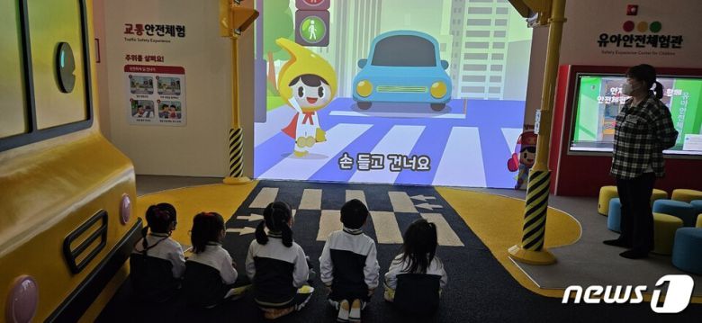 전남교육청안전체험학습장(분원장 오준경)- 안전의식을 높이고 안전환 교육생태계 구축을 위해 유아안전체험관을 새롭게 개관했다. 유아안전체험관은 재난상황시 유아들의 대처능력 향상과 안전의식 형성을 위해 5개실(교통 안전, 승강기 안전,지진/생활 안전, 화재 안전, 물놀이 안전)로 구축됐다. (전남교육청 제공)/뉴스1