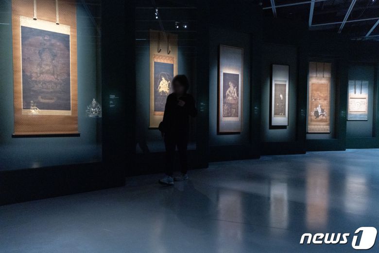 27일 오후 경기도 용인시 처인구 호암미술관에서 열린 '진흙에 물들지 않는 연꽃처럼'을 찾은 관람객들이 전시물을 살펴보고 있다. 2024.3.27/뉴스1 ⓒ News1 이재명 기자