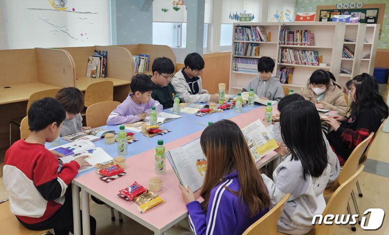 반남초등학교(교장 강진순)- 25일부터 매주 월요일 학생들의 독서 문화를 활성화하고 독서 습관을 기르기 위한 2024학년도 북카페(본교 도서관) 운영을 시작했다. '북카페' 프로그램은 매주 월요일 아침에 운영된다.(전남교육청 제공)/뉴스1