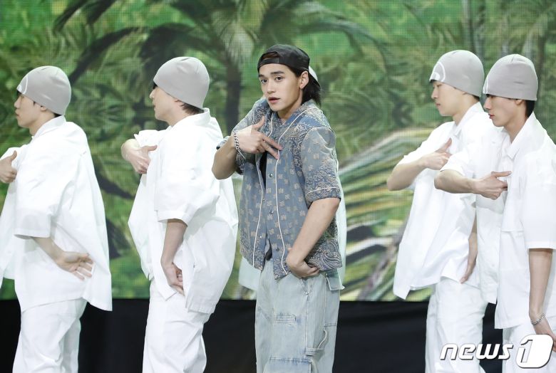 NCT 전 멤버 루카스가 2일 오후 서울 상암동 SBS 프리즘타워에서 열린 생방송 SBS M '더쇼' 에서 화려한 무대를 선보이고 있다. ⓒ News1 권현진 기자