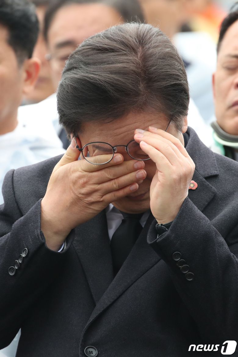 이재명 더불어민주당 대표가 3일 오전 제주시 봉개동 제주4·3평화공원에서 열린 제76주년 제주4·3 희생자 추념식에서 눈물을 훔치고 있다.(제주도사진기자회)2024.4.3/뉴스1 ⓒ News1 오미란 기자