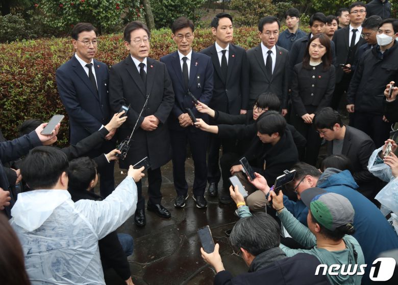 이재명 더불어민주당 대표가 3일 제주시 봉개동 제주4·3평화공원에서 열린 제76주년 제주4·3 희생자 추념식이 끝난 뒤 취재진 질문에 답변하고 있다.(제주도사진기자회) 2024.4.3/뉴스1 ⓒ News1 오현지 기자