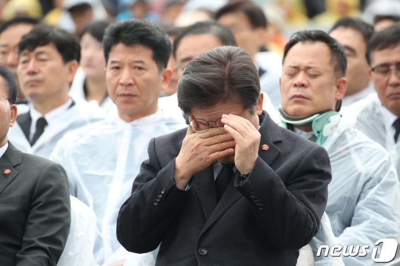 이재명 더불어민주당 대표가 3일 오전 제주시 봉개동 제주4·3평화공원에서 열린 제76주년 제주4·3 희생자 추념식에서 눈물을 훔치고 있다.(제주도사진기자회)2024.4.3/뉴스1 ⓒ News1 오미란 기자