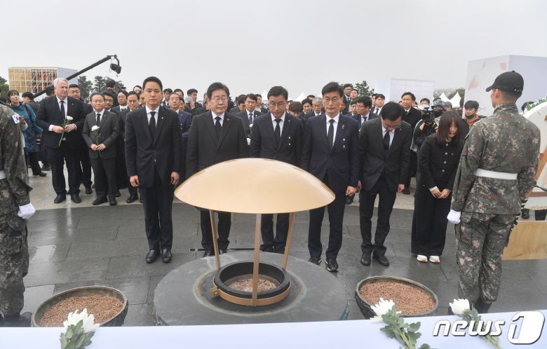 이재명 더불어민주당 대표가 3일 제주시 봉개동 제주4·3평화공원에서 열린 제76주년 제주4·3 희생자 추념식에서 분향하고 있다. (제주도사진기자회) 2024.4.3/뉴스1 ⓒ News1 오현지 기자