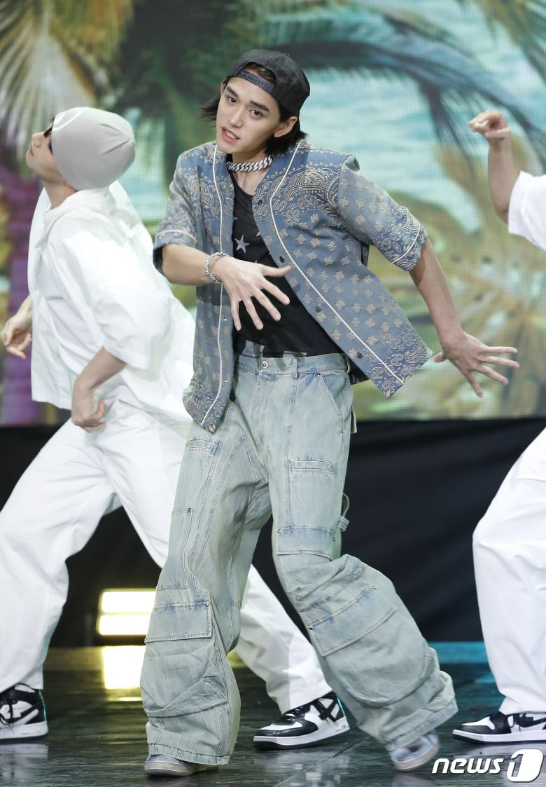 NCT 전 멤버 루카스가 2일 오후 서울 상암동 SBS 프리즘타워에서 열린 생방송 SBS M '더쇼' 에서 멋진 무대로 시선을 사로잡고 있다. ⓒ News1 권현진 기자