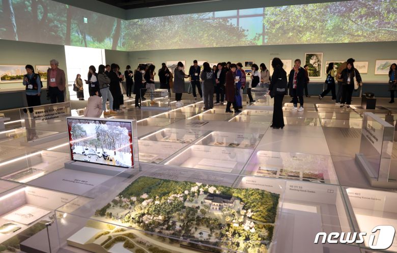 4일 서울 종로구 국립현대미술관에서 열린 정영선 한국 1세대 조경가 '이 땅에 숨 쉬는 모든 것을 위하여' 언론공개회에서 취재진들이 전시를 살펴보고 있다. 2024.4.4/뉴스1 ⓒ News1 김명섭 기자