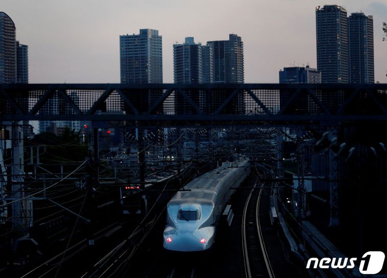 어둠이 깔린 일본 도쿄 도심을 신칸센 고속철도가 주파하는 모습. 2021.04.20. ⓒ 로이터=뉴스1 ⓒ News1 김성식 기자