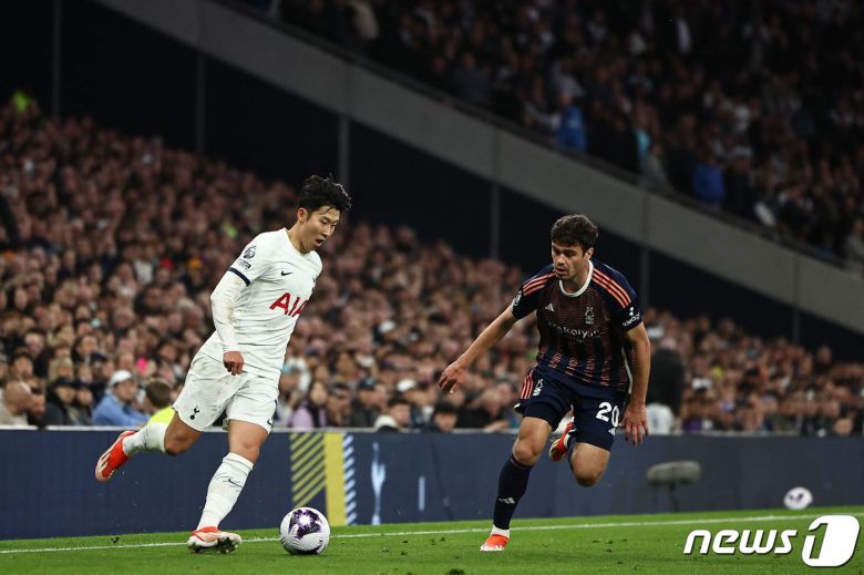 토트넘의 손흥민이 7일(현지시간) 영국 런던의 토트넘 홋스퍼 스타디움에서 열린 EPL 노팅엄과의 경기서 상대 선수 지오 레이나와 볼을 다투고 있다. 2024. 4. 8 ⓒ AFP=뉴스1 ⓒ News1 우동명 기자