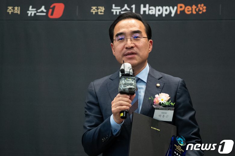 박홍근 더불어민주당 의원이 13일 서울 중구 프레스센터에서 뉴스1 주최로 열린 '2023 대한민국 반려동물 문화대상'에서 동물 의정 부문 대상을 수상한 후 수상소감을 밝히고 있다. 2023.12.13/뉴스1 ⓒ News1 유승관 기자