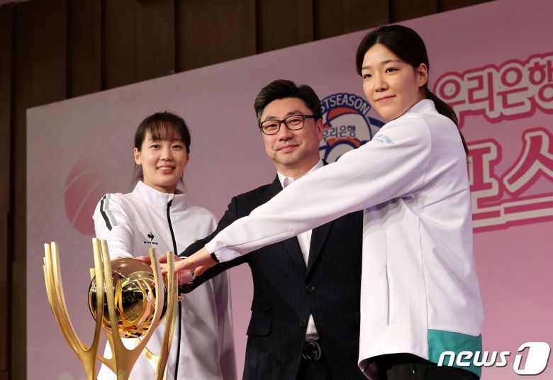 5일 서울 마포구 상암동 스탠포드호텔에서 열린 '2023-2024 여자프로농구 포스트시즌 미디어데이'에 참석한 김도완 하나원큐 감독과 양인영, 신지현 선수가 포즈를 취하고 있다. 2024.3.5/뉴스1 ⓒ News1 박지혜 기자